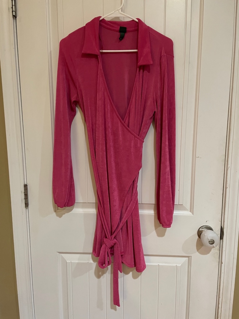 Wild Fable pink wrap style dress with wrap around belt. Bright Pink size L